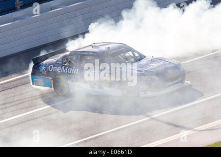 Talladega, AL, USA. 3. Mai 2014. Talladega, AL - 3. Mai 2014: Elliot Sadler (11) gewinnt die Aaron 312 an Talladega Superspeedway in Talladega, AL. Credit: Csm/Alamy Live-Nachrichten Stockfoto