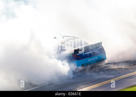 Talladega, AL, USA. 3. Mai 2014. Talladega, AL - 3. Mai 2014: Elliot Sadler (11) gewinnt die Aaron 312 an Talladega Superspeedway in Talladega, AL. Credit: Csm/Alamy Live-Nachrichten Stockfoto