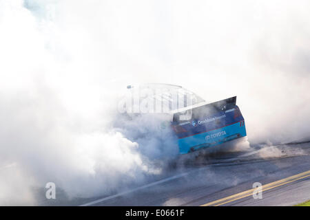 Talladega, AL, USA. 3. Mai 2014. Talladega, AL - 3. Mai 2014: Elliot Sadler (11) gewinnt die Aaron 312 an Talladega Superspeedway in Talladega, AL. Credit: Csm/Alamy Live-Nachrichten Stockfoto