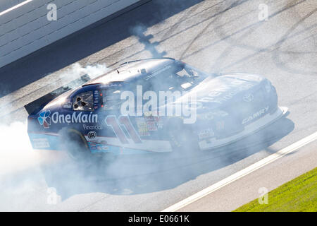 Talladega, AL, USA. 3. Mai 2014. Talladega, AL - 3. Mai 2014: Elliot Sadler (11) gewinnt die Aaron 312 an Talladega Superspeedway in Talladega, AL. Credit: Csm/Alamy Live-Nachrichten Stockfoto