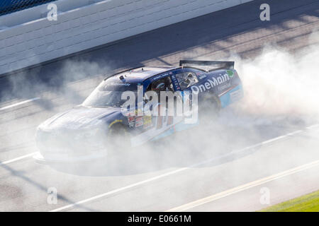 Talladega, AL, USA. 3. Mai 2014. Talladega, AL - 3. Mai 2014: Elliot Sadler (11) gewinnt die Aaron 312 an Talladega Superspeedway in Talladega, AL. Credit: Csm/Alamy Live-Nachrichten Stockfoto