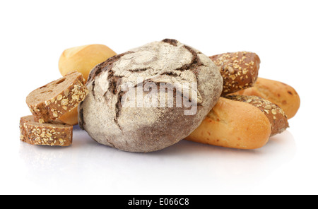 Komposition mit Brot und Brötchen, isoliert auf weiss Stockfoto