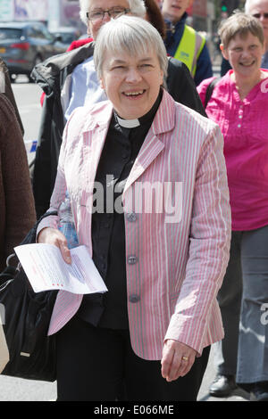 London, UK. 3. Mai 2014. Mehr als 600 Frauen ordiniert als Priester in der ersten Welle der weiblichen Ordinationen marschierten von Westminster zu einem Dienst in St. Pauls Kathedrale von Marcus Welby, Erzbischof von Canterbury zum 20. Jahrestag der Priesterweihe von Frauen in der Kirche von England gehalten. Bildnachweis: Nick Savage/Alamy Live-Nachrichten Stockfoto