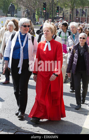 London, UK. 3. Mai 2014. Mehr als 600 Frauen ordiniert als Priester in der ersten Welle der weiblichen Ordinationen marschierten von Westminster zu einem Dienst in St. Pauls Kathedrale von Marcus Welby, Erzbischof von Canterbury zum 20. Jahrestag der Priesterweihe von Frauen in der Kirche von England gehalten. Bildnachweis: Nick Savage/Alamy Live-Nachrichten Stockfoto