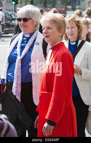 London, UK. 3. Mai 2014. Mehr als 600 Frauen ordiniert als Priester in der ersten Welle der weiblichen Ordinationen marschierten von Westminster zu einem Dienst in St. Pauls Kathedrale von Marcus Welby, Erzbischof von Canterbury zum 20. Jahrestag der Priesterweihe von Frauen in der Kirche von England gehalten. Bildnachweis: Nick Savage/Alamy Live-Nachrichten Stockfoto