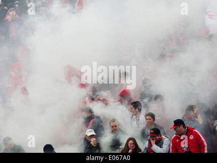 Toronto, Kanada. 3. Mai 2014. Fans von Toronto FC umgeben von Rauch Bravo für ihr Team während 2014 Major League Soccer (MLS)-match zwischen Toronto FC und New England Revolution in Toronto, Kanada, 3. Mai 2014. Toronto FC verlor 1: 2. Bildnachweis: Zou Zheng/Xinhua/Alamy Live-Nachrichten Stockfoto