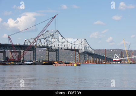 Lastkähne und Krane unter die Tappan Zee Bridge lag die Pfähle für die Gründung des neuen Tappan Zee Bridge. Stockfoto