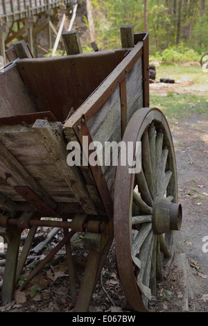 Bog-Eisenerz-Wagen aus dem 19. Jahrhundert, ausgestellt in Furnace Town, in der Nähe von Snow Hill, MD. Stockfoto