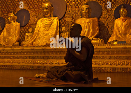 Mönch beten an der Shwedagon-Pagode, Yangon, Myanmar Stockfoto