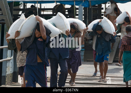 Träger auf der Anklagebank, Yangon, Myanmar Stockfoto