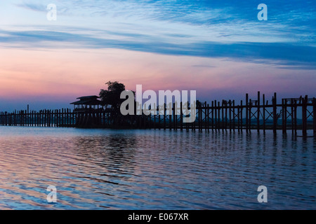 U Bein Brücke auf Taungthaman-See bei Sonnenaufgang, Amarapura, Mandalay, Myanmar Stockfoto