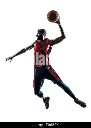 ein afrikanischer Mann Basketballspieler springen Eintunken in weißem Hintergrund Silhouette isoliert Stockfoto