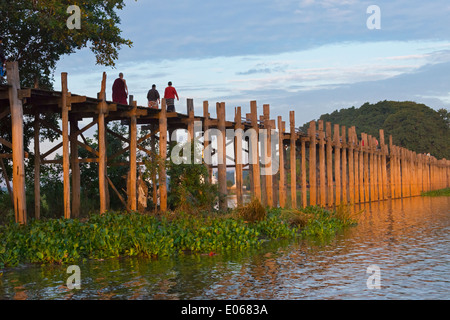 U Bein Brücke auf Taungthaman-See bei Sonnenaufgang, Amarapura, Mandalay, Myanmar Stockfoto