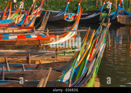Bunte Kanus auf Taungthaman-See bei Sonnenaufgang, Amarapura, Mandalay, Myanmar Stockfoto