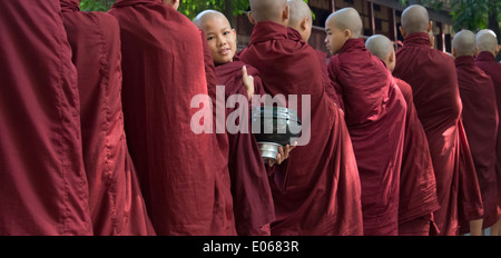 Mönche, die Schlange für die Morgenmahlzeit, Mahagandayon Kloster, Mandalay, Myanmar Stockfoto