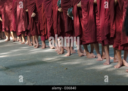 Mönche, die Schlange für die Morgenmahlzeit, Mahagandayon Kloster, Mandalay, Myanmar Stockfoto