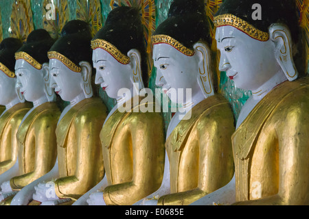 Buddhistische Statuen in Umin Thounzeh Tempel auf Sagaing Hügel, Mandalay, Myanmar Stockfoto