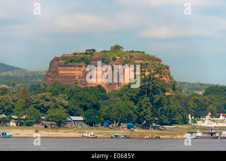 Mingun Pagode am Ufer des Ayarwaddy River, Mandalay, Myanmar Stockfoto