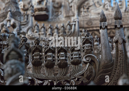 Holzschnitzerei im Shwenandaw Kloster, auch bekannt als der ehemalige Königspalast, gefertigt aus Holz, Mandalay, Myanmar Stockfoto
