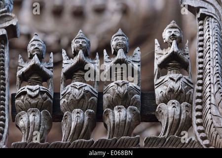 Holzschnitzerei im Shwenandaw Kloster, auch bekannt als der ehemalige Königspalast, gefertigt aus Holz, Mandalay, Myanmar Stockfoto