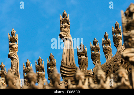 Holzschnitzerei im Shwenandaw Kloster, auch bekannt als der ehemalige Königspalast, gefertigt aus Holz, Mandalay, Myanmar Stockfoto