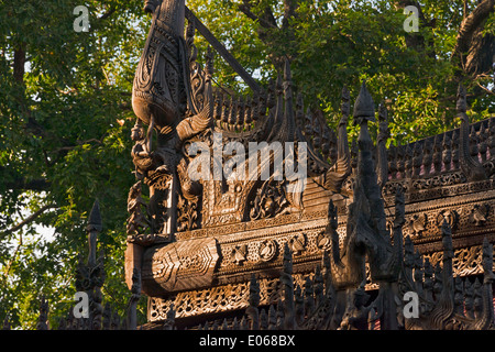 Shwenandaw Kloster, auch bekannt als der ehemalige Königspalast, gefertigt aus Holz, Mandalay, Myanmar Stockfoto