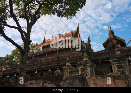 Shwenandaw Kloster, auch bekannt als der ehemalige Königspalast, gefertigt aus Holz, Mandalay, Myanmar Stockfoto