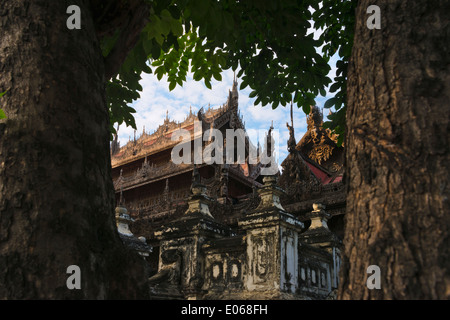 Shwenandaw Kloster, auch bekannt als der ehemalige Königspalast, gefertigt aus Holz, Mandalay, Myanmar Stockfoto