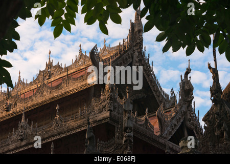 Shwenandaw Kloster, auch bekannt als der ehemalige Königspalast, gefertigt aus Holz, Mandalay, Myanmar Stockfoto