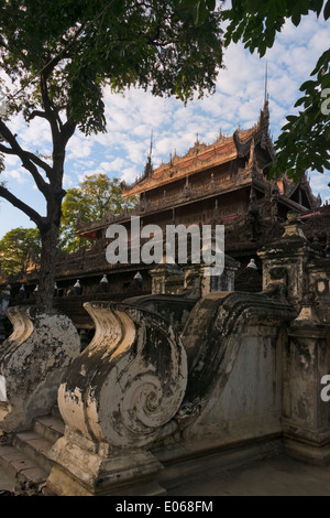 Shwenandaw Kloster, auch bekannt als der ehemalige Königspalast, gefertigt aus Holz, Mandalay, Myanmar Stockfoto