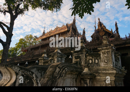 Shwenandaw Kloster, auch bekannt als der ehemalige Königspalast, gefertigt aus Holz, Mandalay, Myanmar Stockfoto