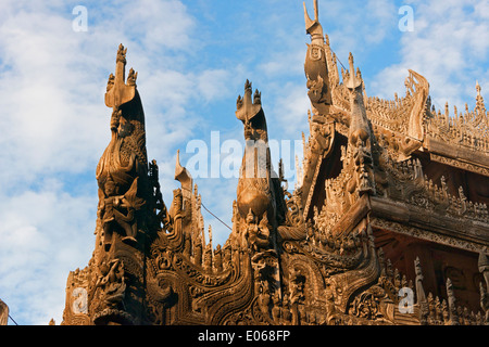 Shwenandaw Kloster, auch bekannt als der ehemalige Königspalast, gefertigt aus Holz, Mandalay, Myanmar Stockfoto