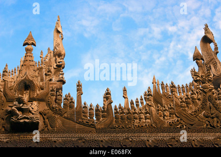 Shwenandaw Kloster, auch bekannt als der ehemalige Königspalast, gefertigt aus Holz, Mandalay, Myanmar Stockfoto
