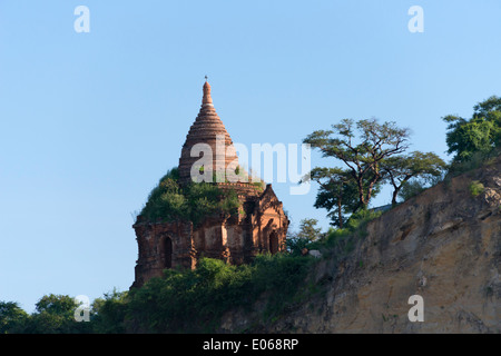 Tempel auf der Klippe entlang des Ayarwaddy River, Bagan, Myanmar Stockfoto