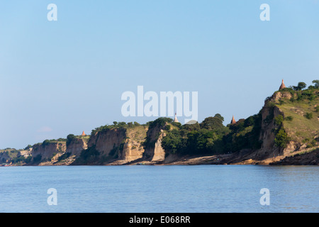 Tempel auf der Klippe entlang des Ayarwaddy River, Bagan, Myanmar Stockfoto