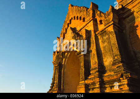 Tempel und Pagoden in den Dschungel bei Sonnenaufgang, Bagan, Myanmar Stockfoto