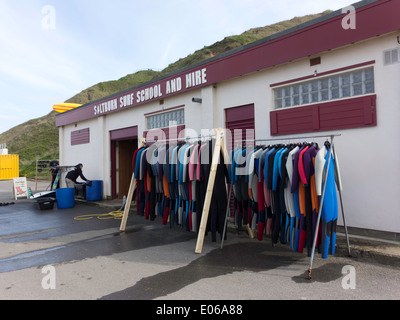 Saltburn Surf Schulgebäude an der Promenade mit Neoprenanzüge hängen zum Trocknen Stockfoto