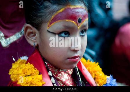 Lalitpur, Nepal. 3. Mai 2014. Lalitpur lebenden Göttin wacht die Wagen Prozession der Rato Machhindranath in Lalitpur, Nepal, 3. Mai 2014. Rato Machhindranath Rath Jatra ist eines der längsten und interessantesten Festivals in Patan (Lalitpur), Nepal. Die Rato Machhindranath Jatra Festival ist vermutlich im 11. Jahrhundert begonnen haben. © Patap Thapa/Xinhua/Alamy Live-Nachrichten Stockfoto