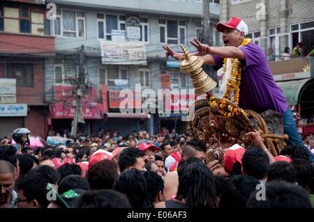 Lalitpur, Nepal. 3. Mai 2014. Ein Führer leitet die Anhänger Chariot von Gott Rato Machhindranath am Wagen Prozession Tag in Lalitpur, Nepal, 3. Mai 2014 zu ziehen. Rato Machhindranath Rath Jatra ist eines der längsten und interessantesten Festivals in Patan (Lalitpur), Nepal. Die Rato Machhindranath Jatra Festival ist vermutlich im 11. Jahrhundert begonnen haben. © Patap Thapa/Xinhua/Alamy Live-Nachrichten Stockfoto