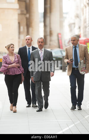 London, UK. 4. Mai 2014. Die UKIP Führer Nigel Farage (zweite R) kommt bei der BBC Television Centre vor Teilnahme an der Andrew Marr Show am Sonntag, 4. Mai 2014. Bildnachweis: Heloise/Alamy Live-Nachrichten Stockfoto