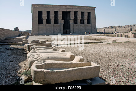 Ägypten, Dendera, ptolemäischen Tempel der Göttin Hathor.Some steinerne Särge. im Rathaushof Stockfoto