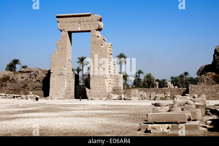 Ägypten, Dendera, ptolemäischen Tempel der Göttin Hathor.Entrance, die Tempelanlage. Stockfoto