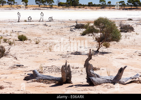Skulpturen aus Schrott am Rande eines Salzsees, Western Australia. Stockfoto