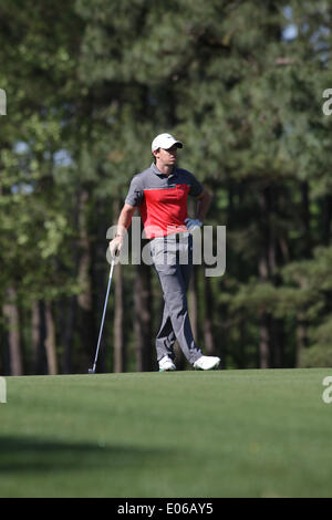 Charlotte, North Carolina, USA. 3. Mai 2014. RORY MCILROY wartet in der Fahrrinne am Samstag in der dritten Runde der Wells Fargo Championship im Quail Hollow Country Club. Bildnachweis: Matt Roberts/ZUMA Wire/ZUMAPRESS.com/Alamy Live-Nachrichten Stockfoto