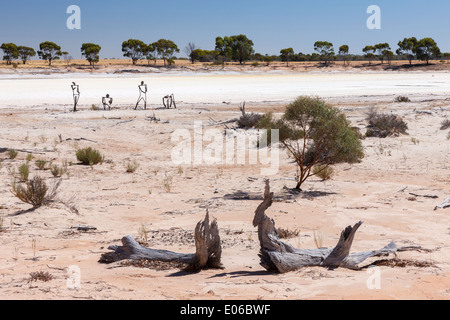 Skulpturen aus Schrott am Rande eines Salzsees, Western Australia. Stockfoto