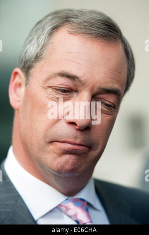 London, UK. 4. Mai 2014. Die UKIP Führer Nigel Farage verlässt die BBC Television Centre nach Teilnahme an der Andrew Marr Show am Sonntag, 4. Mai 2014. Bildnachweis: Heloise/Alamy Live-Nachrichten Stockfoto