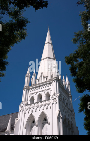 Der weiß lackierten Stuck Turm und die Turmspitze von St. Andrews Kathedrale, eine anglikanische Kirche in North Bridge Road, Singapur. Stockfoto