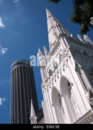 Die moderne Swisshotel Tower, The Stamford, hinter Turm und die Turmspitze von St. Andrews Kathedrale, eine anglikanische Kirche in North Bridge Road, Singapur steigen. Stockfoto