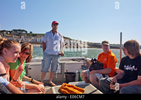 Besucher auf einem Boot zu St. Michaels Mount, Cornwall, England, UK Stockfoto