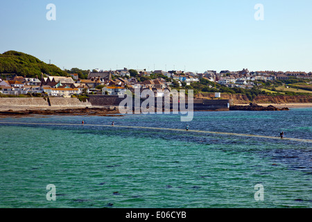 Mutige Besucher versucht, den Damm zu St Michaels Mount zu überqueren, bevor die Flut gesunken, Cornwall, England, UK Stockfoto